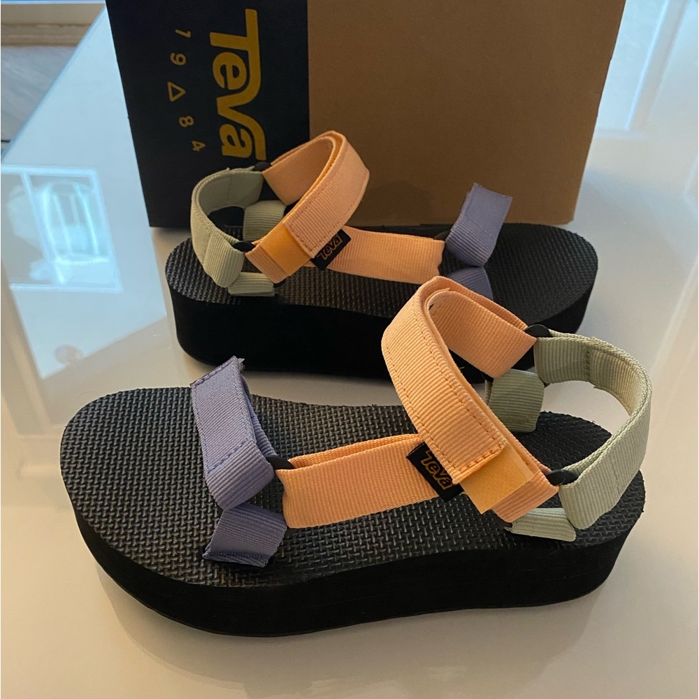 Teva platform sandal size 5